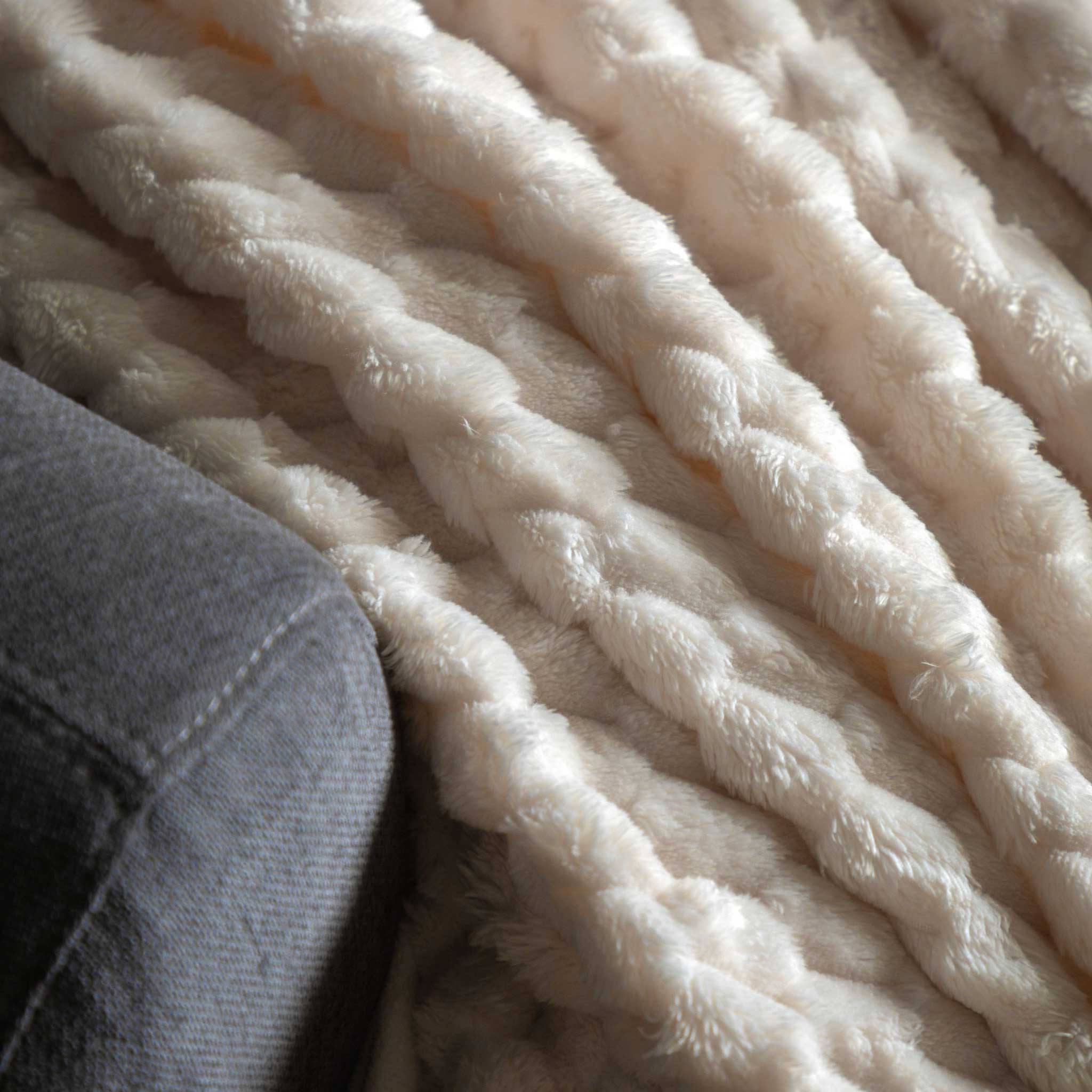 Bala Jacquard Cream Velvet Knitted Throw